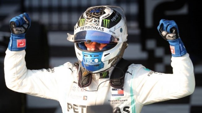 Pebalap Mercedes Valtteri Bottas merayakan kemenangannya menjadi juara di GP Australia 2019. Asanka Brendon RATNAYAKE / AFP