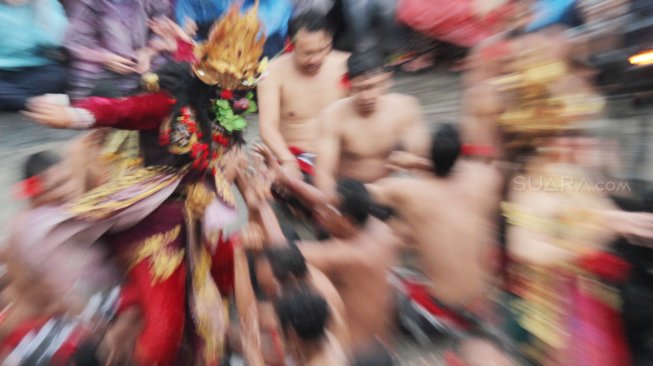 Penari menampilkan tari kecak di Pura Uluwatu, Bali, Minggu (17/3).  [Suara.com/Oke Atmaja]