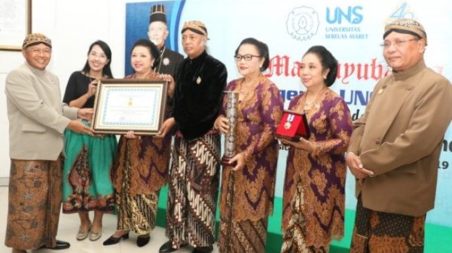 UNS Berikan Penghargaan Bidang Budaya kepada Paku Buwana XII