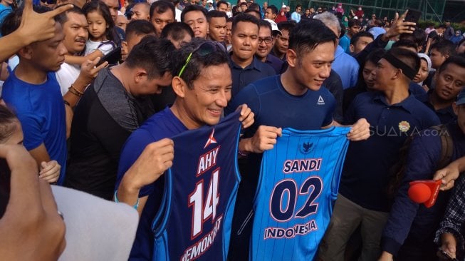 Sebelum Debat, Sandiaga Uno Tanding Basket dengan AHY