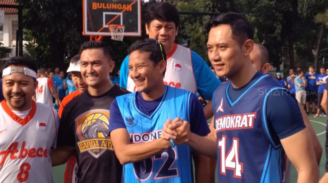 Sandiaga main basket dengan AHY. (Suara.com/Fakhri)