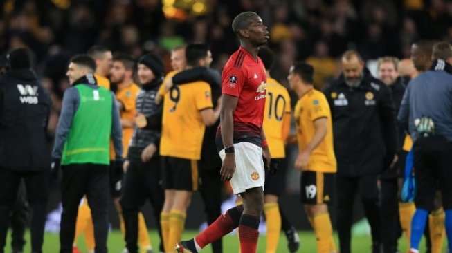 Gelandang Manchester United Paul Pogba tampak kecewa setelah skuatnya dikalahkan Wolverhampton Wanderers di perempat final Piala FA. Lindsey PARNABY / AFP