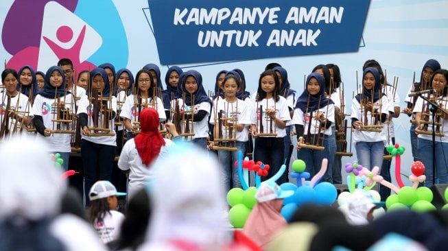 Sejumlah anak mengikuti rangkaian acara bertema "Kampanye Aman untuk Anak" di halaman kantor Badan Pengawas Pemilihan Umum (Bawaslu), Jakarta, Minggu (17/3). [Suara.com/Oke Atmaja]