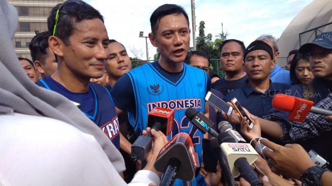 Sandiaga main basket dengan AHY. (Suara.com/Fakhri)