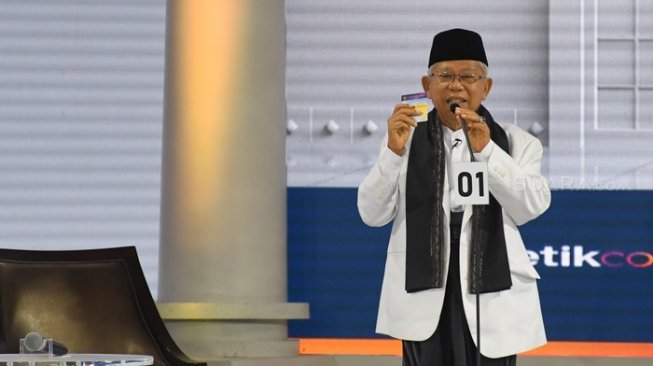 Cawapres nomor urut 01 K.H. Ma'ruf Amin mengikuti Debat Capres Putaran Ketiga di Hotel Sultan, Jakarta, Minggu (17/3/2019).  [Antara Foto/Wahyu Putro A/wsj]
