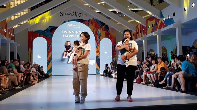 Kahiyang Ayu tampil di catwalk bersama putrinya, Sedah Mirah, di Senayan City pada Minggu (17/03/2019). [Dinda Rachmawati/Suara.com]