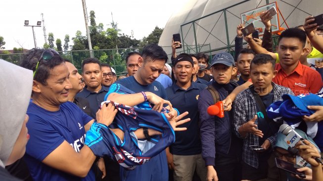 Sandiaga -  AHY saling tukar jersey usai bermain basket bersama. (Suara.com/Fakhri)