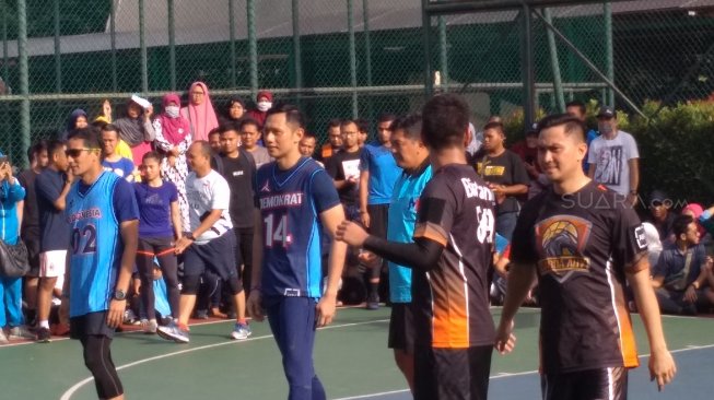 Sandiaga main basket dengan AHY. (Suara.com/Fakhri)