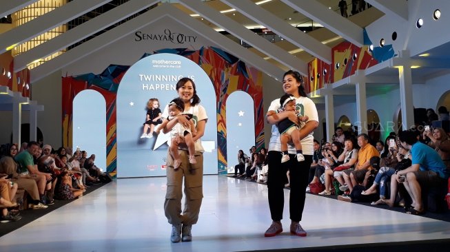 Lucunya Sedah Mirah Jalan di Catwalk Bareng Sang Ibu Kahiyang Ayu