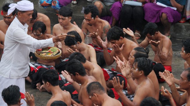 Penari menampilkan tari kecak di Pura Uluwatu, Bali, Minggu (17/3).  [Suara.com/Oke Atmaja]