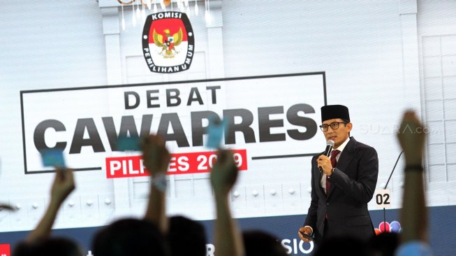 Cawapres nomor urut 02 Sandiaga Uno saat mengikuti debat putaran ketiga di Hotel Sultan, Jakarta, Minggu (17/3).[Suara.com/Arief Hermawan P]