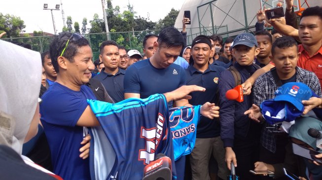 Sandiaga -  AHY saling tukar jersey usai bermain basket bersama. (Suara.com/Fakhri)