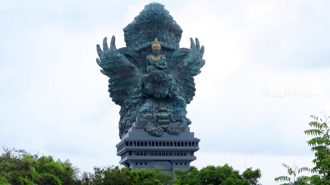 Suasana taman budaya Garuda Wisnu Kencana (GWK) di Bali, Minggu (17/3).  [Suara.com/Oke Atmaja]