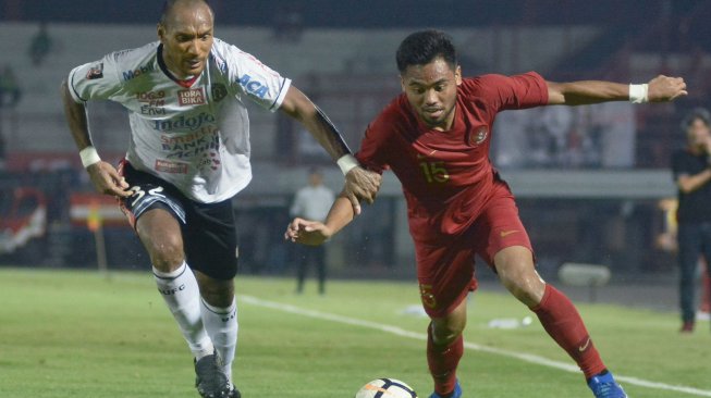 Pesepak bola Timnas U-23 Indonesia Saddil Ramdani (kanan) berebut bola dengan pesepak bola Bali United Leonard Tupamahu (kiri) saat pertandingan uji coba di Stadion Kapten I Wayan Dipta, Gianyar, Bali, Minggu (17/3/2019). Timnas U-23 Indonesia berhasil mengalahkan Bali United dengan skor 3-0. ANTARA FOTO/Fikri Yusuf