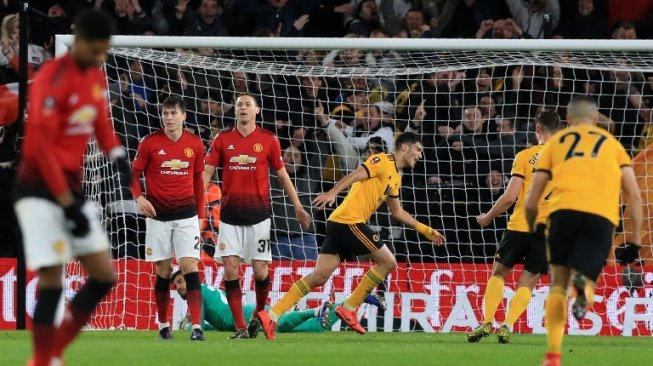 Reaksi pemain Manchester United setelah gawang David de Gea dijebol pemain Wolverhampton Wanderers Raul Jimenez di perempat final Piala FA, Minggu (17/3/2019) [AFP]