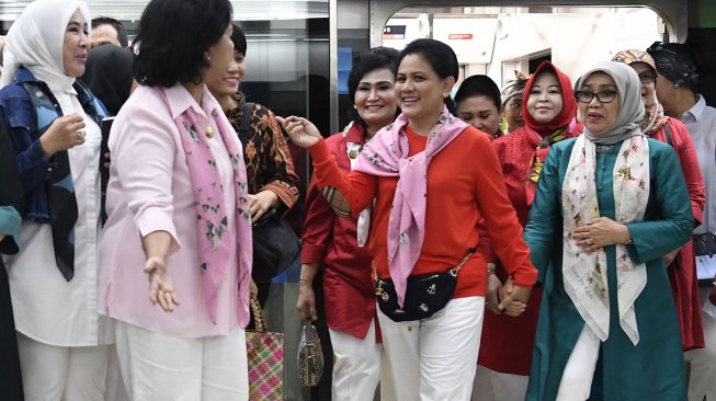 Ibu Negara Iriana Joko Widodo bersama Ibu Mufidah Jusuf Kalla serta ibu-ibu Organisasi Aksi Solidaritas Era (OASE) Kabinet Kerja usai menjajal moda transportasi MRT dari Stasiun Bundaran HI-Lebak Bulus di Jakarta, Senin (18/3). . [ANTARA FOTO/Puspa Perwitasari]