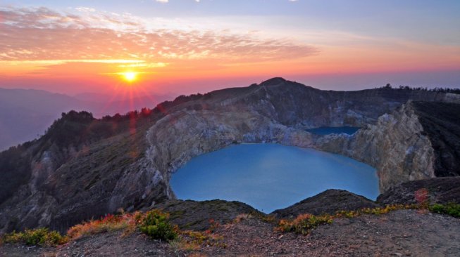 Danau Kelimutu, Indonesia, salah satu danau kawah paling keren di dunia. (Shutterstock)