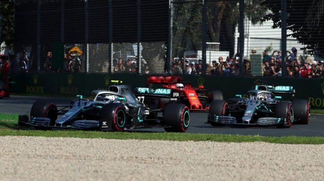 Pebalap Mercedes, Valtteri Bottas (kiri), berada di depan rekan satu timnya, Lewis Hamilton, dalam balapan F1 GP Australia di Sirkuit Albert Park, Minggu (17/3/2019). [AFP/Glenn Nichols]