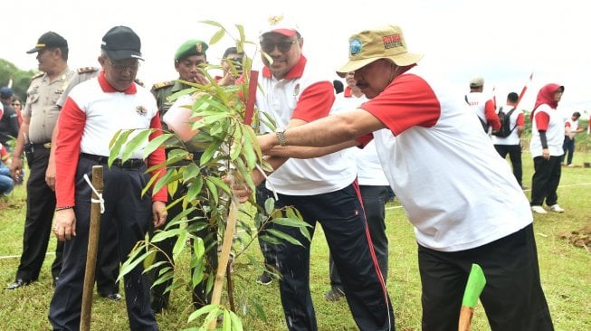 KLHK menyelenggarakan penanaman pohon di Kawasan Hutan dengan Tujuan Khusus (KHDTK) di Rumpin, Bogor, Jawa Barat. (Dok: KLHK)