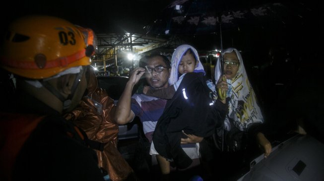 Tim SAR gabungan melintasi banjir untuk mengevakuasi warga terdampak banjir di Imogiri, Bantul, DI Yogyakarta, Minggu (17/3/2019). [Antara/Hendra Nurdiyansyah]