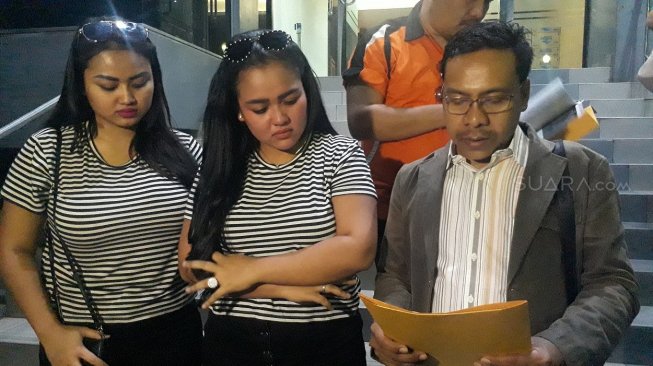 Didampingi pengacara, personel Duo Semangka melapor ke Polda Metro Jaya, Senin (18/3/2019). Clara Gopa mengaku akun Instagram-nya dibajak dan digunakan untuk prostitusi. [Ismail/Suara.com]