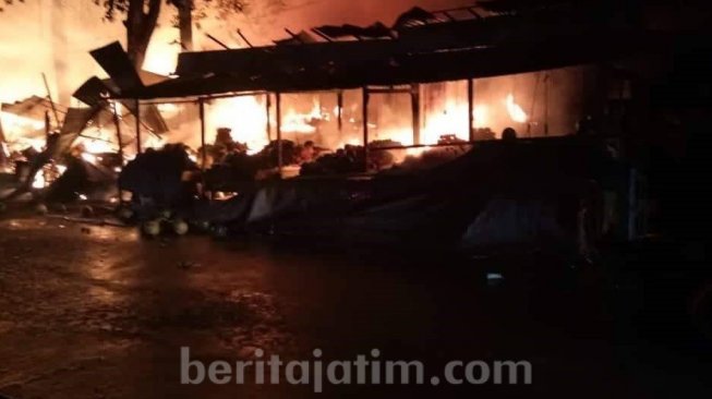 Sebanyak 20 Kios Pasar Legi Jombang Terbakar