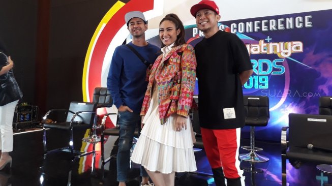 Raffi Ahmad, Denny Cagur dan Ayu Dewi. (Sumarni/Suara.com)