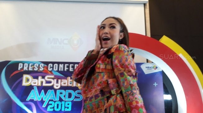 Luna Maya Pidato Anjurkan Perempuan Kuat, Ayu Dewi Takjub