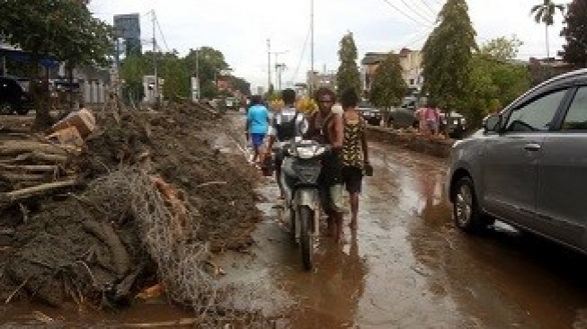 Banjir Sentani, Anggota TNI Selamatkan Bayi yang Terhimpit di Kolong Rumah