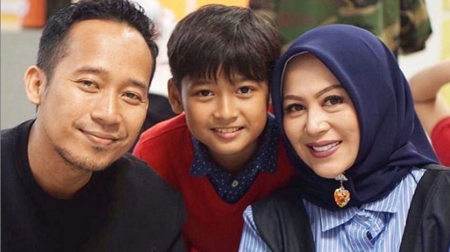 Denny Cagur dan istri, Shanty bersama putra sulung, Fabian. (Instagram)