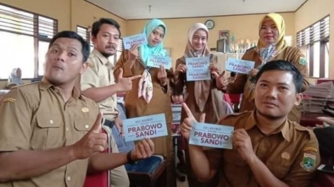 Guru Honorer Pamer Dukung Prabowo - Sandiaga Dipecat!