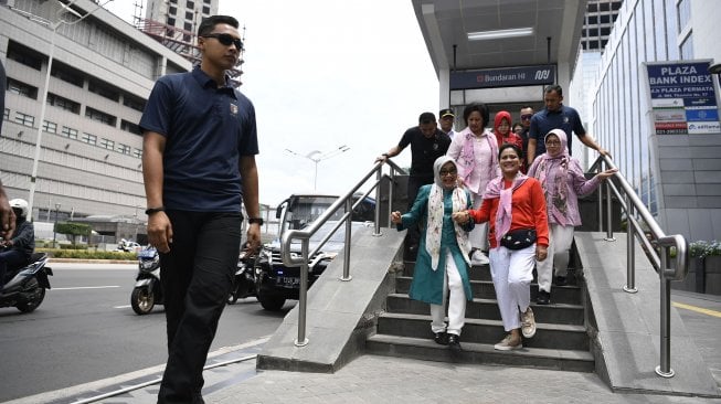 Ibu Negara Iriana Joko Widodo bersama Ibu Mufidah Jusuf Kalla serta ibu-ibu Organisasi Aksi Solidaritas Era (OASE) Kabinet Kerja usai menjajal moda transportasi MRT dari Stasiun Bundaran HI-Lebak Bulus di Jakarta, Senin (18/3). . [ANTARA FOTO/Puspa Perwitasari]