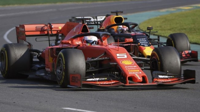 Pebalap Ferrari, Sebastian Vettel (kiri), mendapat tekanan dari pesaingnya Max Verstappen (Red Bull Racing) pada balapan seri pembuka F1 GP Australia di Sirkuit Albert Park, Melbourne, Minggu (17/3/2019). [AFP/William West]