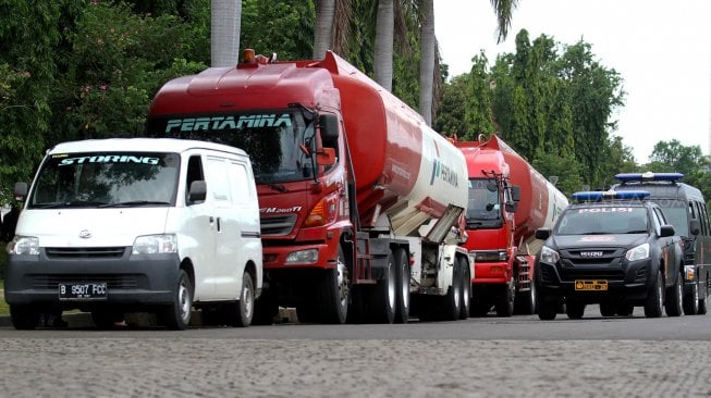 Truk tangki milik Pertamina yang diamankan pihak kepolisian terparkir di sekitar Monas, Jakarta, Senin (18/3).[Suara.com/Arief Hermawan P]