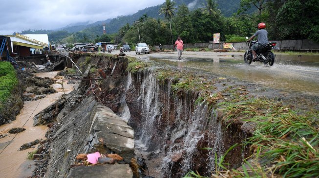 Suasana pasca banjir bandang melanda wilayah Sentani, Jaya Pura, Papua, Senin (18/3). [ANTARA FOTO/Zabur Karuru]