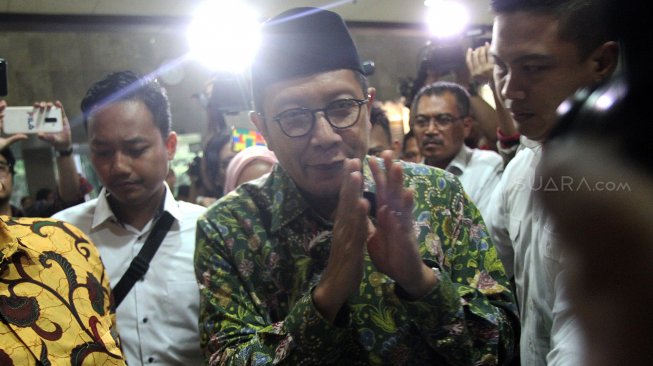 Menteri Agama (Menag) Lukman Hakim Saifuddin saat tiba di kantor Kementerian Agama, Jakarta, Senin (18/3). [Suara.com/Arief Hermawan P]