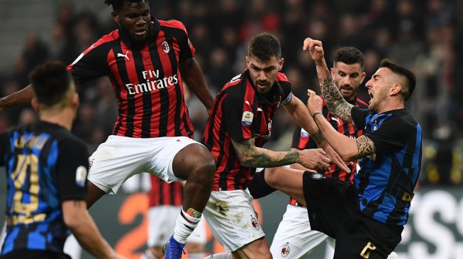 Bek AC Milan Alessio Romagnoli menghadang gelandang Inter Milan Matias Vecino pertandingan sepak bola Serie A Italia AC Milan melawan Inter Milan di Stadion San Siro, Milan, Italia, Senin (18/3) dini hari WIB. [Miguel MEDINA / AFP]