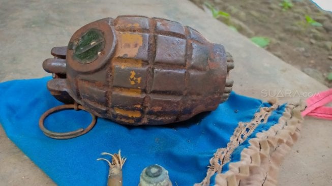 Polisi mengamankan granat nanas dari rumah Risa di Desa Krenceng, Kecamatan Nglegok, Kabupaten Blitar, Jawa Timur, Senin (18/3/2019). [Suara.com/Abdul Aziz]