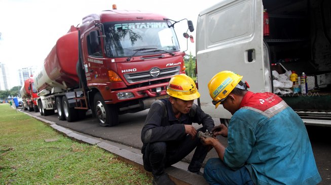 Truk tangki milik Pertamina yang diamankan pihak kepolisian terparkir di sekitar Monas, Jakarta, Senin (18/3).[Suara.com/Arief Hermawan P]