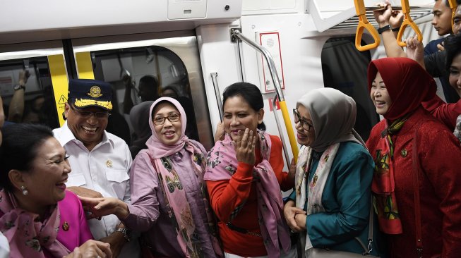 Ibu Negara Iriana Joko Widodo bersama Ibu Mufidah Jusuf Kalla serta ibu-ibu Organisasi Aksi Solidaritas Era (OASE) Kabinet Kerja menjajal moda transportasi MRT dari Stasiun Bundaran HI-Lebak Bulus di Jakarta, Senin (18/3). [ANTARA FOTO/Puspa Perwitasari]