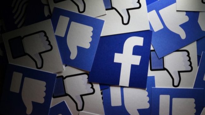 Logo media sosial Facebook dan sejumlah lambang jempol. [Shutterstock]