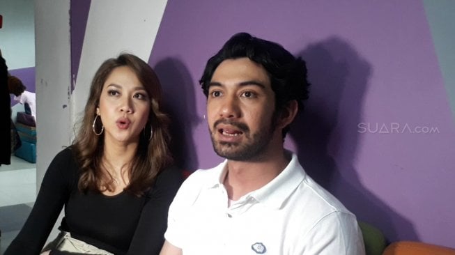 Reza Rahadian dan Bunga Citra Lestari di Jalan Kapten P. Tendean, Mampang Prapatan, Jakarta Selatan, Senin (18/3/2019). [Sumarni/Suara.com]