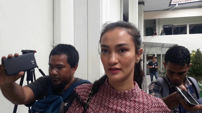 Atiqah Hasiholan saat mendampingi ibunya, Ratna Sarumpaet, menjalani sidang kasus penyebaran hoaks di Pengadilan Negeri Jakarta Selatan, Selasa (19/3/2019). [Ismail/Suara.com]