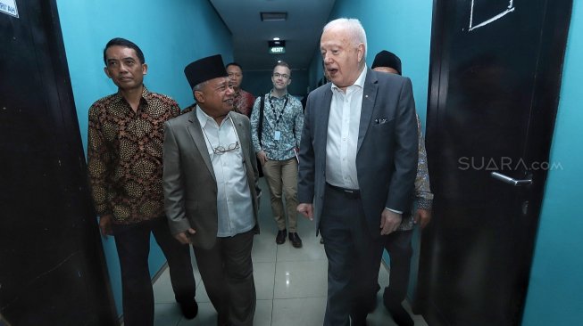 

Dubes Australia Gary Quinlan mendatangai Kantor Majelis Ulama Indonesia, Jakarta, Selasa (19/3). [Suara.com/Muhaimin A Untung]