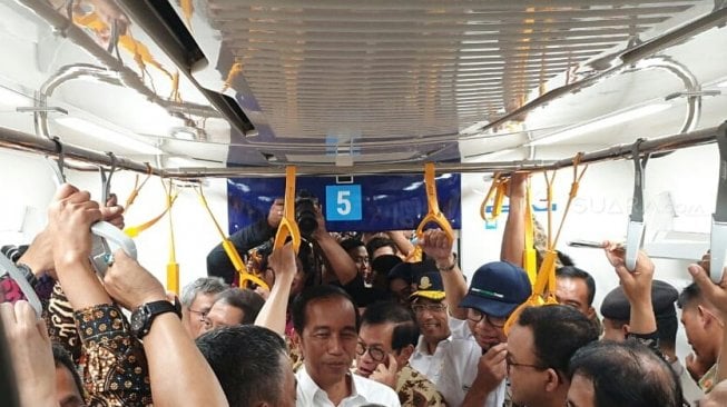 Jokowi naik MRT. (Suara.com/Ummi Hadyah Saleh)