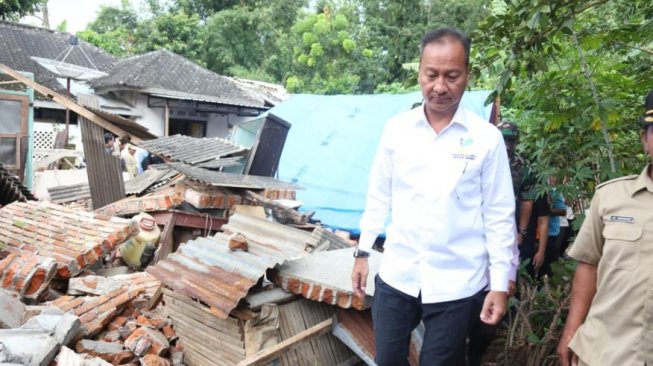 Menteri Sosial (Mensos), Agus Gumiwang Kartasasmita, di wilayah terdampak bencana di di Dusun Selong, Desa Pesanggrahan, Kecamatan Montong Gading, Kabupaten Lombok Timur, Nusa Tenggara Barat (NTB), Senin (18/3/2019) pagi. (Dok: Kemensos)