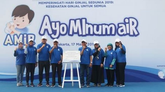 Kampanye Ayo Minum Air (AMIR) di acara peringatan Hari Ginjal Sedunia. (Dok. Danone-Aqua)
