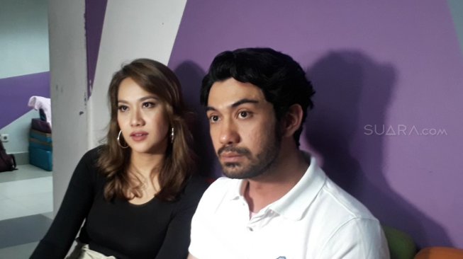 Reza Rahadian dan Bunga Citra Lestari di Jalan Kapten P. Tendean, Mampang Prapatan, Jakarta Selatan, Senin (18/3/2019). [Sumarni/Suara.com]