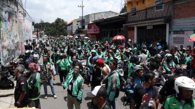 Massa Frontal Bakar Keranda di Depan Kantor Gojek Surabaya