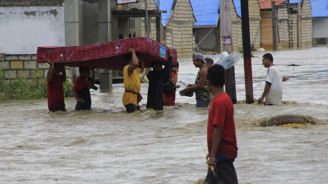 Warga mengungsi akibat banjir bandang di Sentani Jayapura, Papua, Senin (18/3). [ANTARA FOTO/Gusti Tanati]